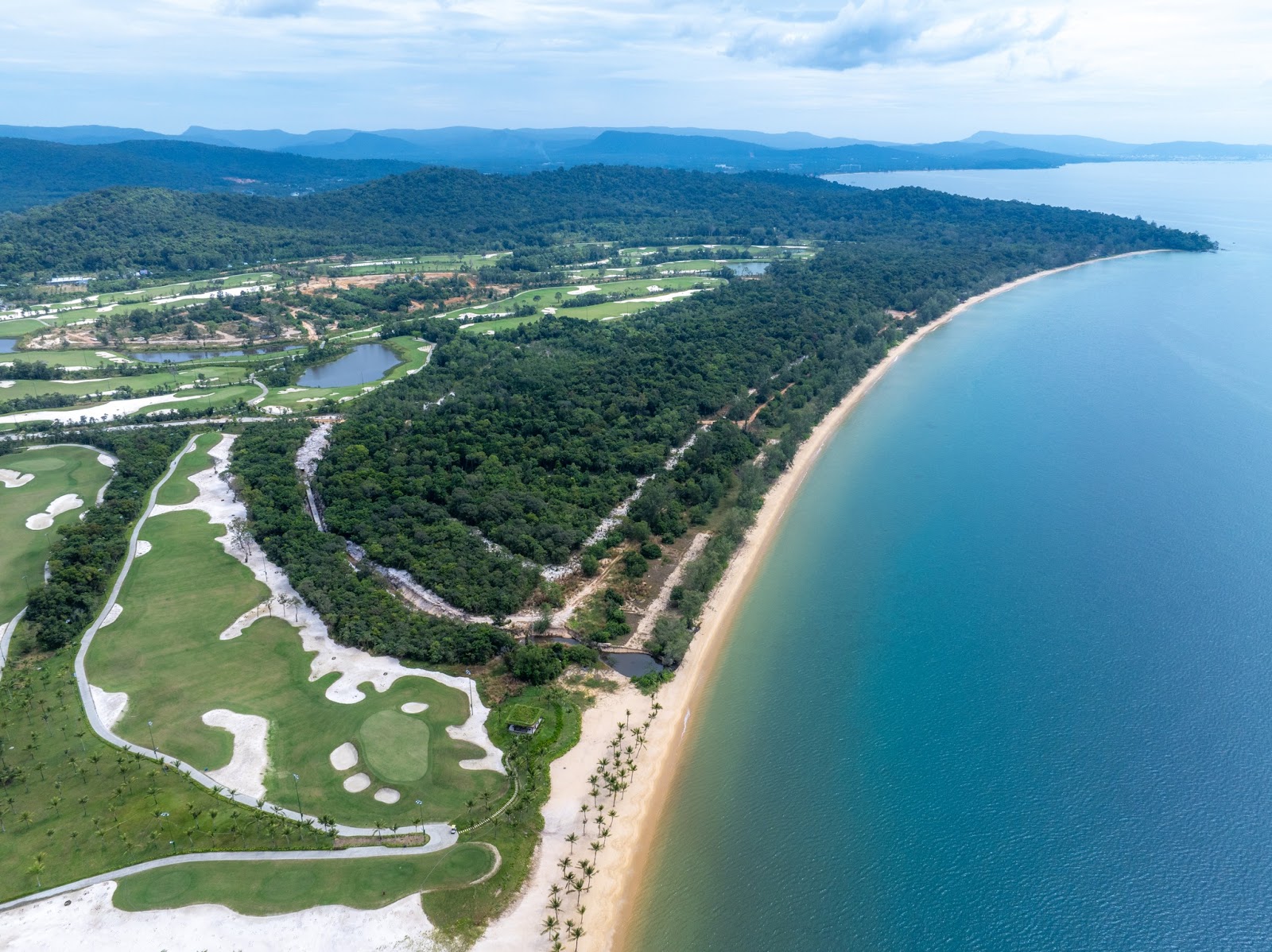 Sân golf tọa lạc bên bờ biển Vũng Bầu đẹp thơ mộng