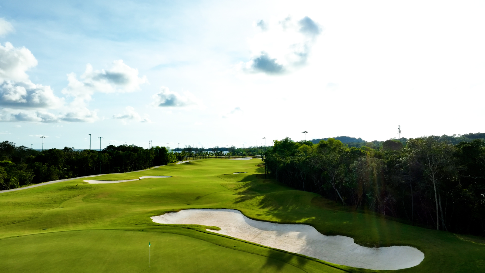 Khung cảnh thiên nhiên thơ mộng tại Eschuri Vung Bau Golf