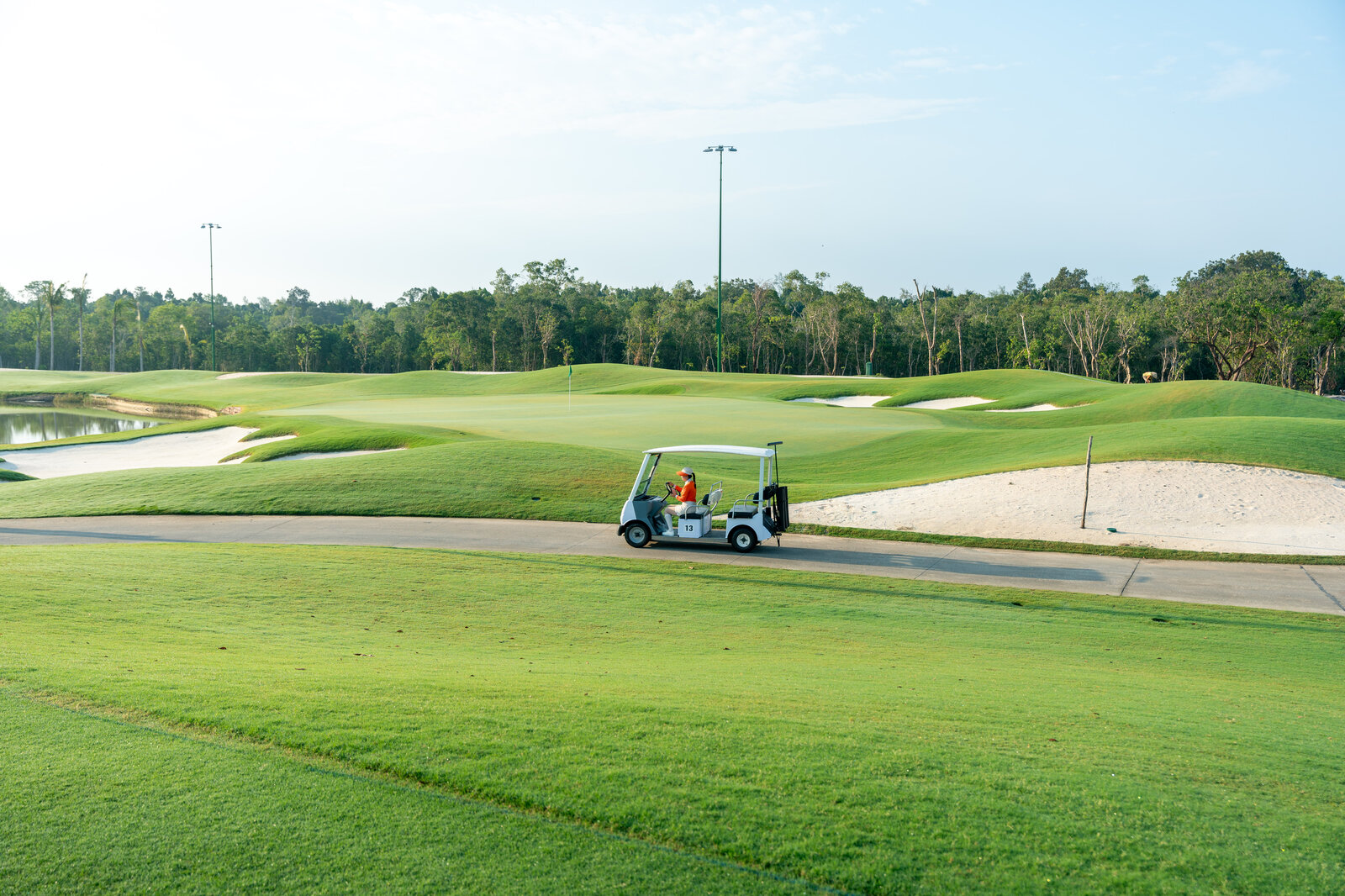 Du khách có thể di chuyển thuận tiện trên sân bằng xe điện chuyên dụng