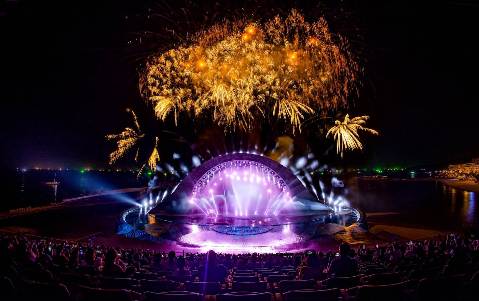 Pháo hoa mãn nhãn của show Kiss of the sea