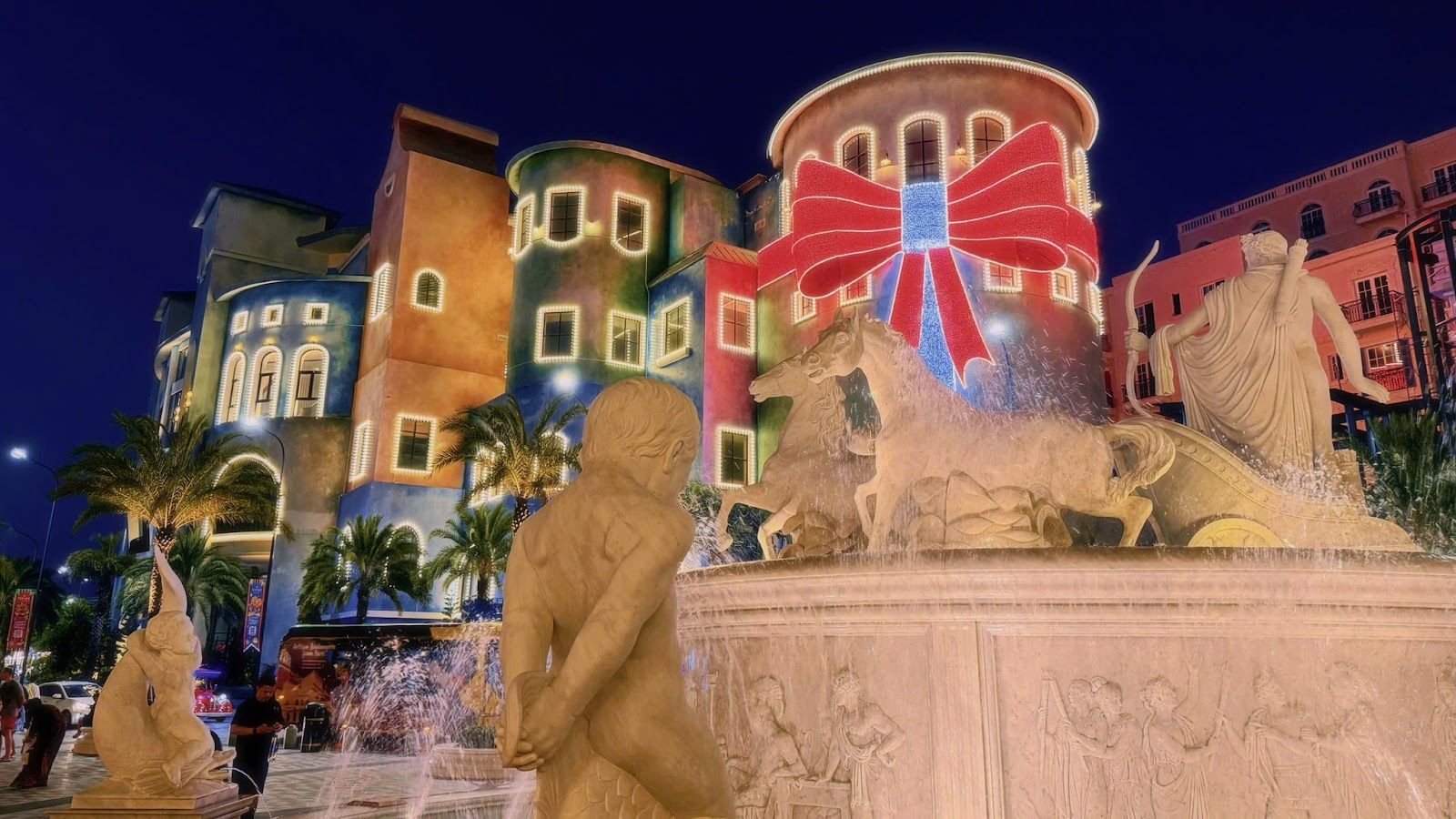 Dải ruy băng ánh sáng ôm trọn Sun Signature Gallery, biến toàn bộ thị trấn thành một hộp quà lộng lẫy