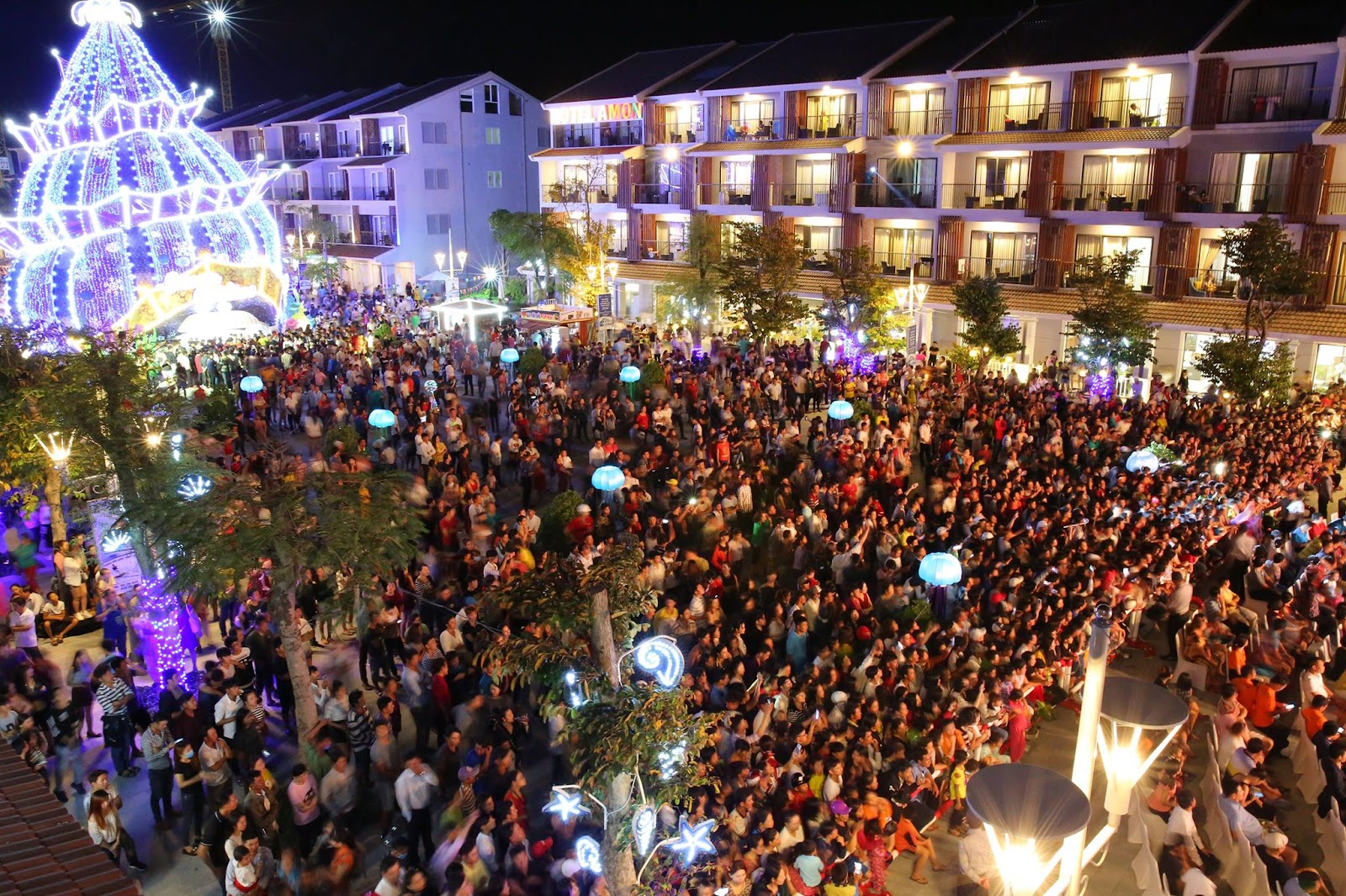 Không khí Noel náo nhiệt tại phố đi bộ Sonasea Shopping Center