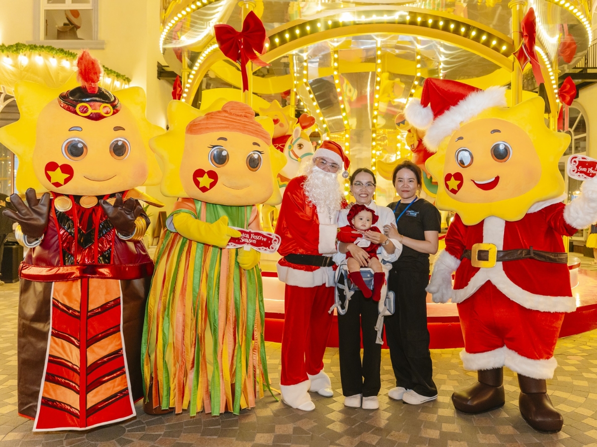 Du khách check-in với ông già Noel và các linh vật Giáng Sinh.