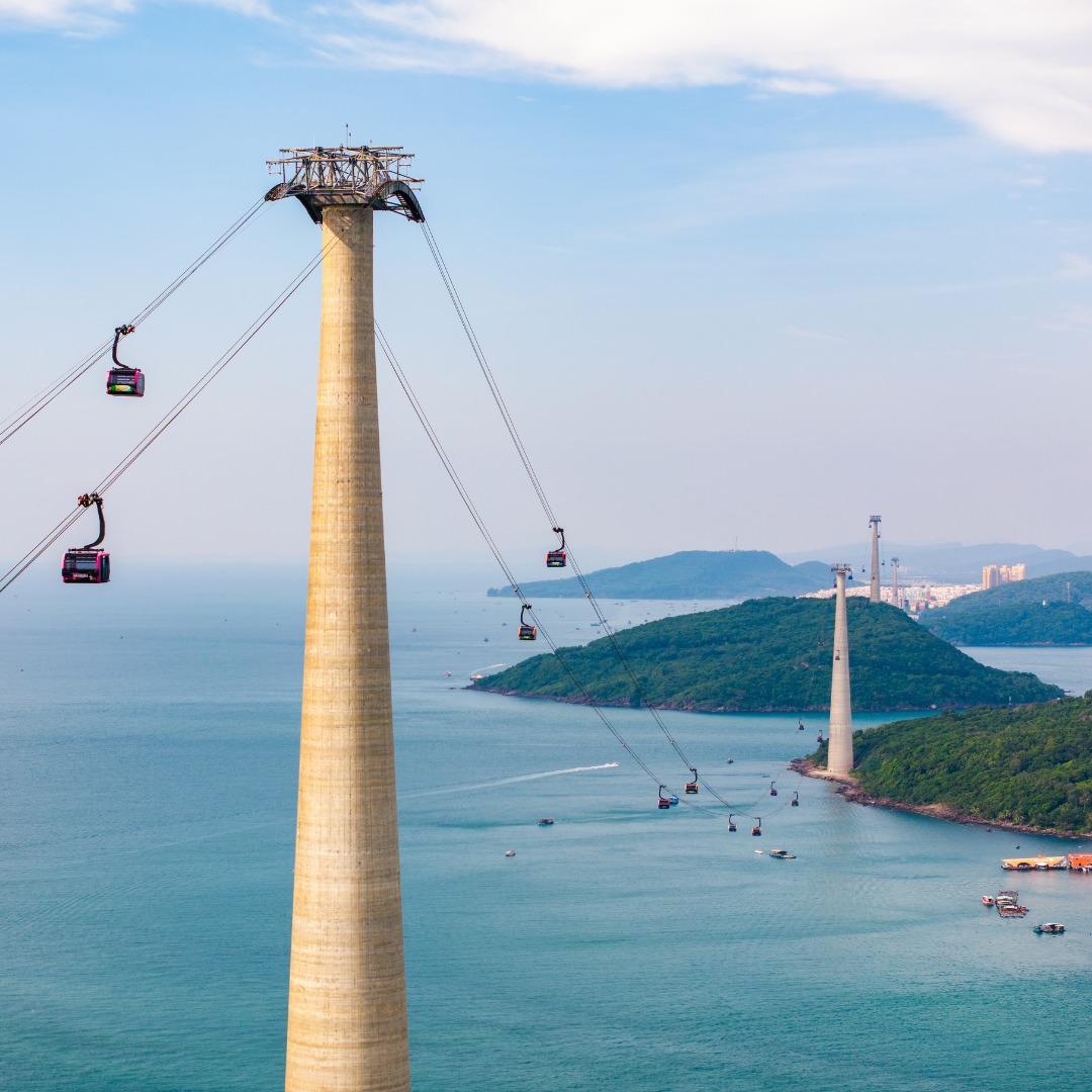 Tuyến cáp treo 3 dây hiện đại đưa du khách di chuyển nhanh chóng đến đảo Hòn Thơm