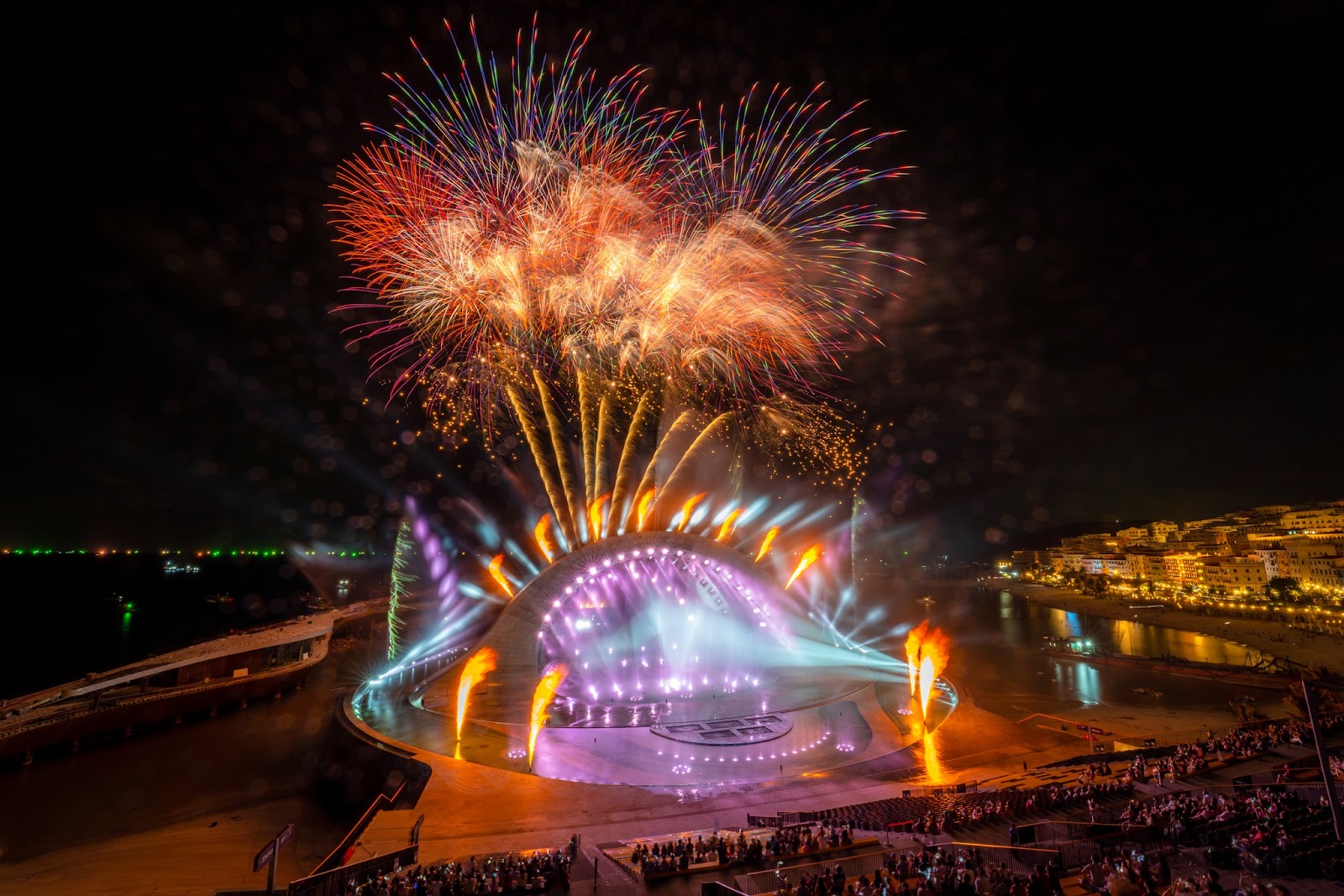 Pháo hoa hoành tráng trong show Kiss of the Sea