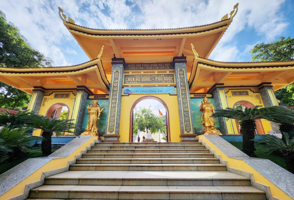 Chùa Hộ Quốc là điểm đến tâm linh nổi tiếng tại Nam đảo