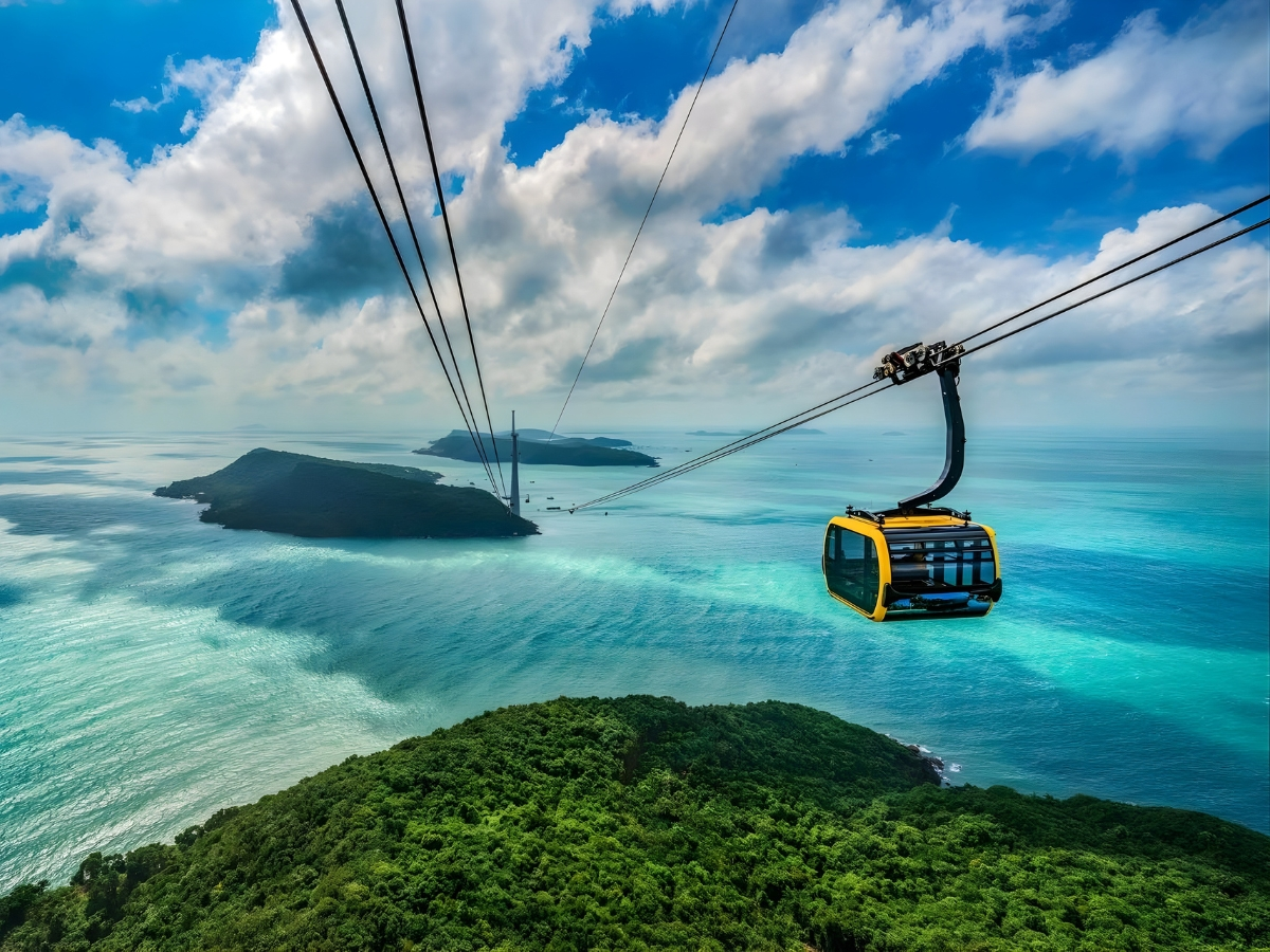 Du khách di chuyển nhanh chóng và tiện nghi đến Sun World Hon Thom bằng cáp treo