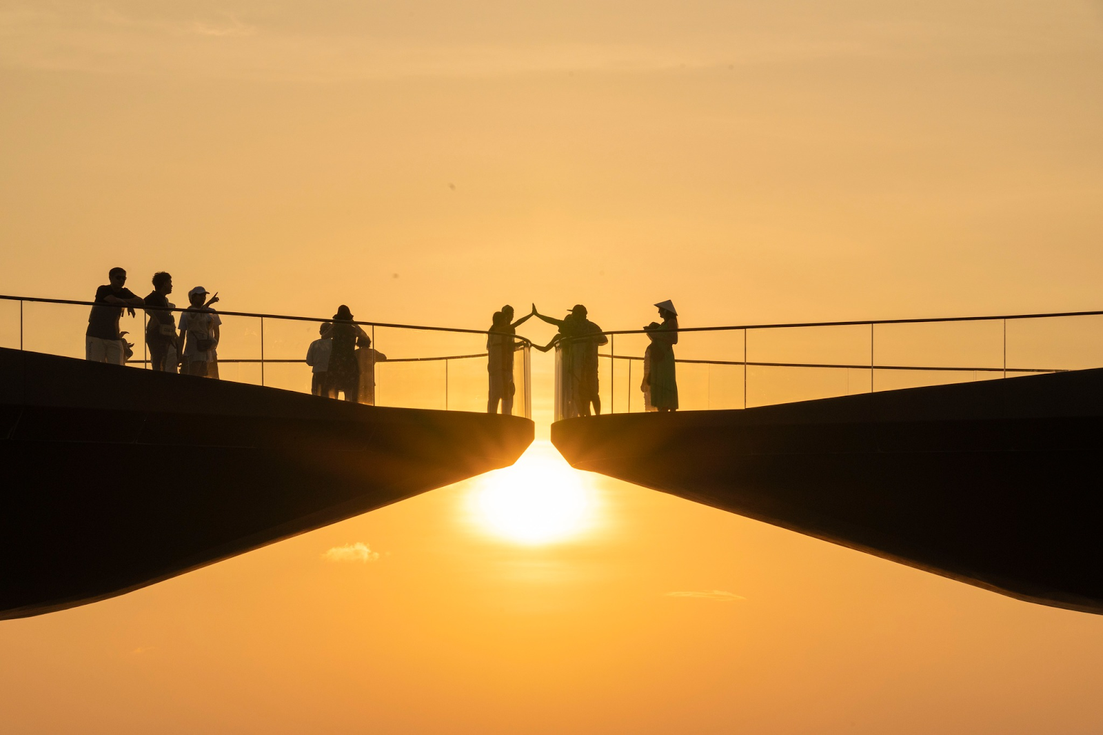 Khung cảnh hoàng hôn lãng mạn trên Cầu Hôn