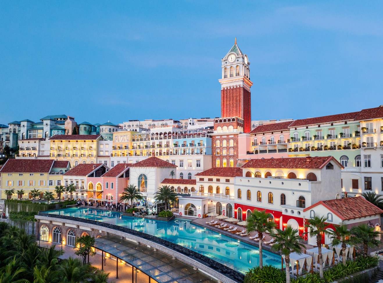 La Festa Phu Quoc - Curio Collection by Hilton là dấu ấn nghỉ dưỡng 5 sao ngay tại trung tâm Thị trấn Hoàng Hôn, Phú Quốc.