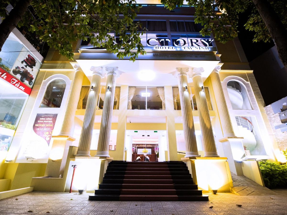 Quanh khu vực núi Bà Đen có nhiều khách sạn lưu trú cao cấp đến bình dân.