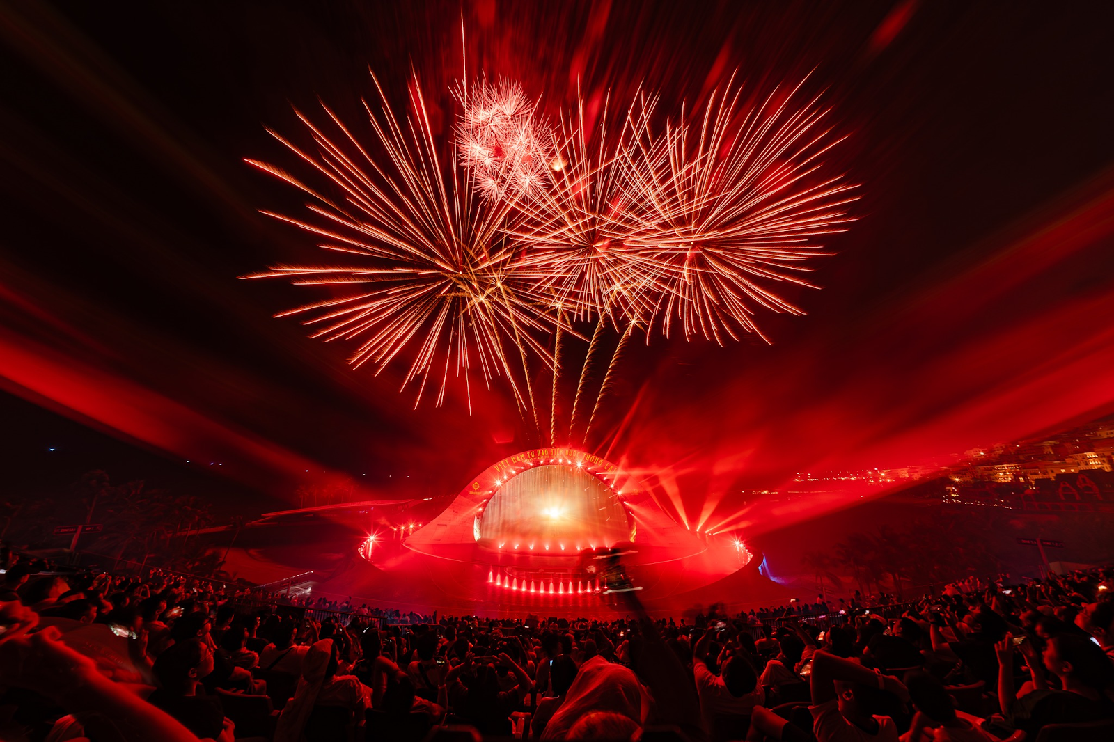 Du khách thưởng thức show diễn Nụ hôn của biển cả