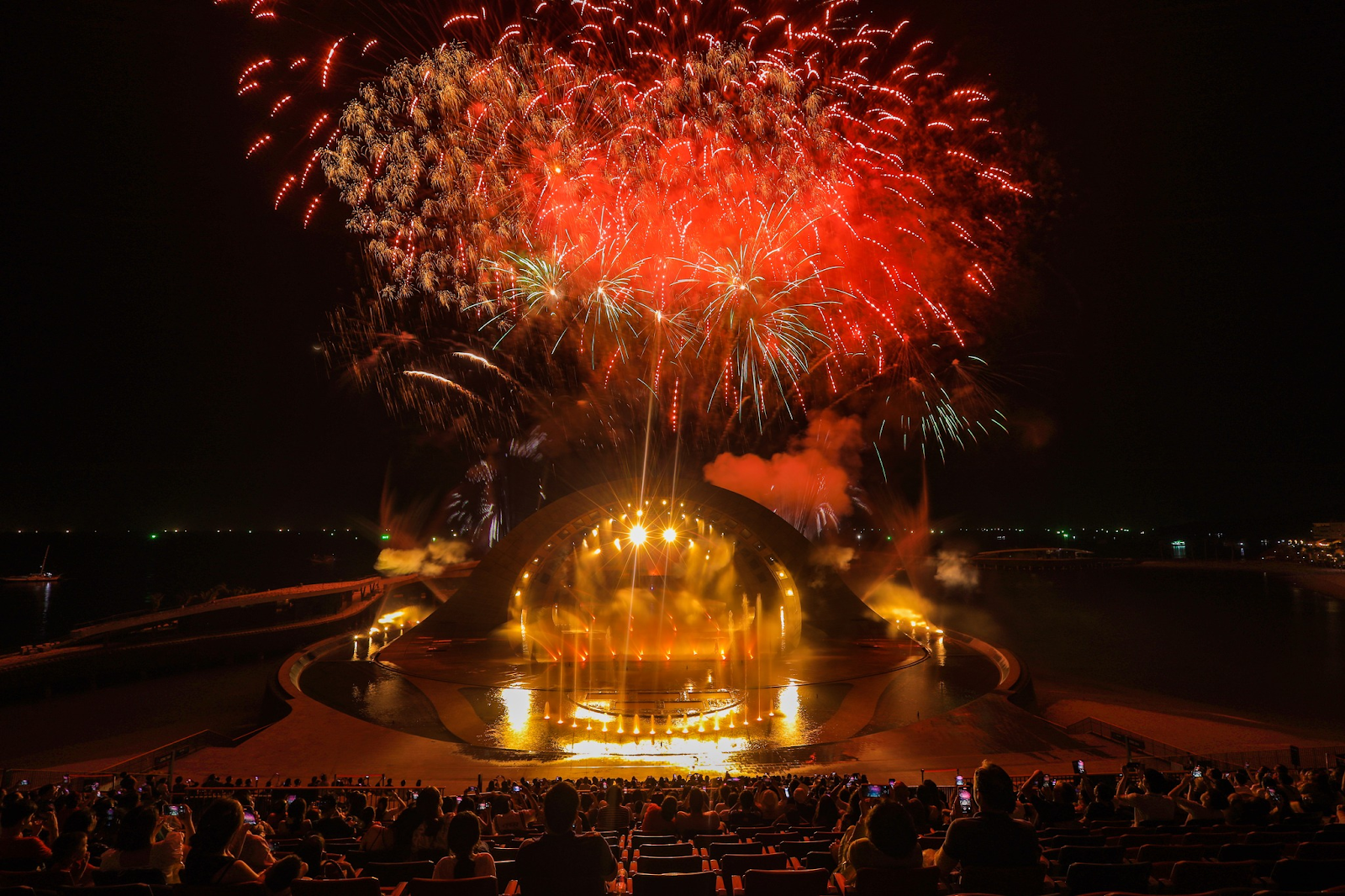 Sân khấu hoành tráng của show Nụ hôn của biển cả