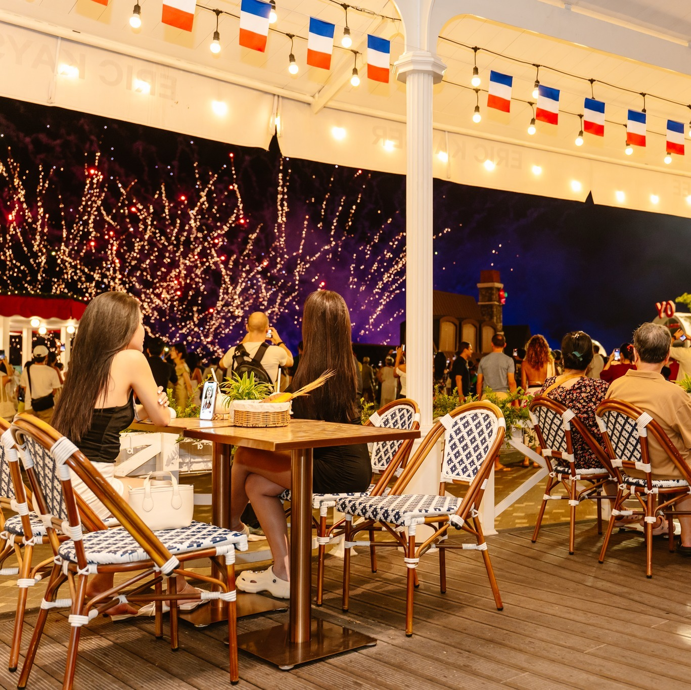 Du khách thư giãn tại tiệm bánh Eric Kayser