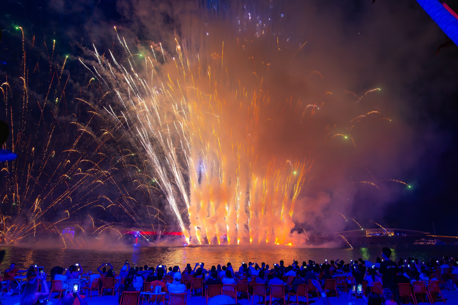 Dàn pháo rực rỡ trên mặt biển của show Bản giao hưởng đại dương