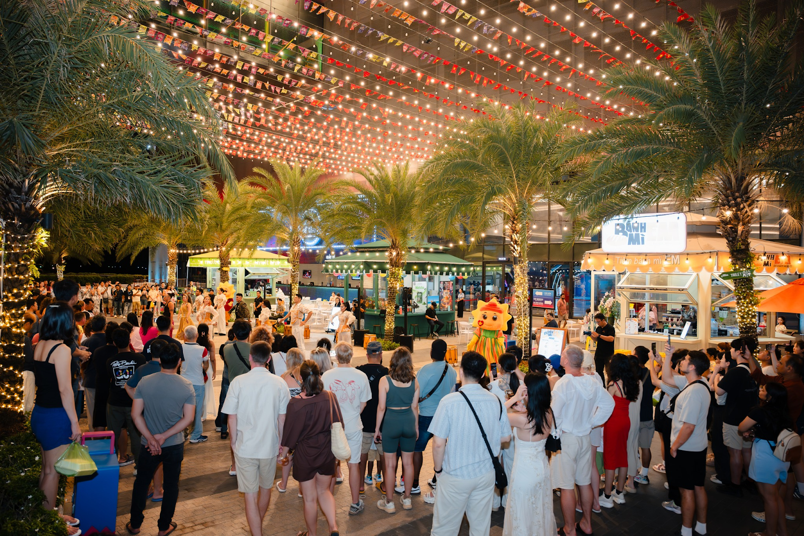 Chợ đêm Vui Phết luôn tấp nập du khách