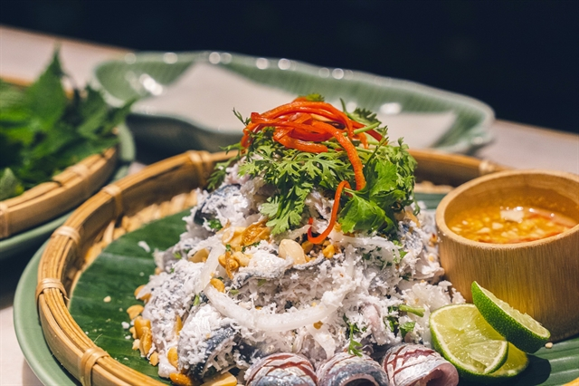 Món gỏi cá trích được nhiều du khách yêu thích