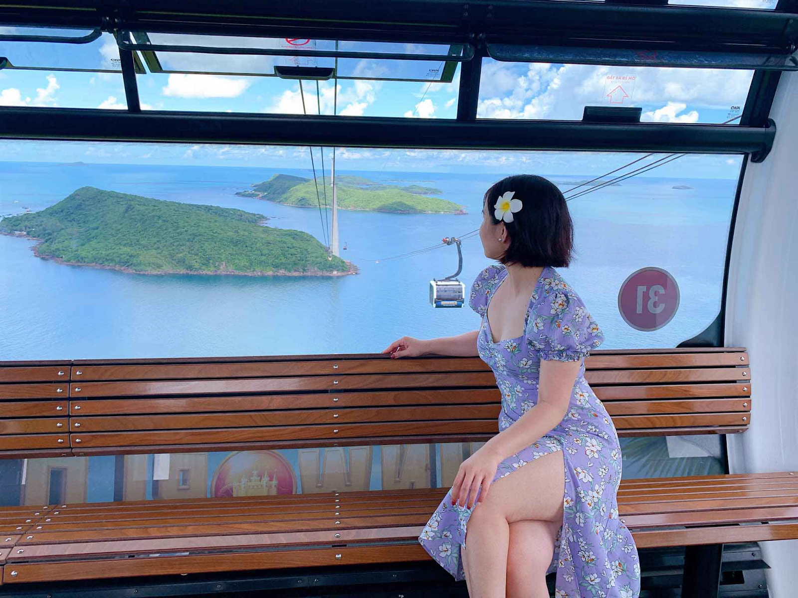 Du khách ngắm cảnh từ cabin cáp treo Hòn Thơm