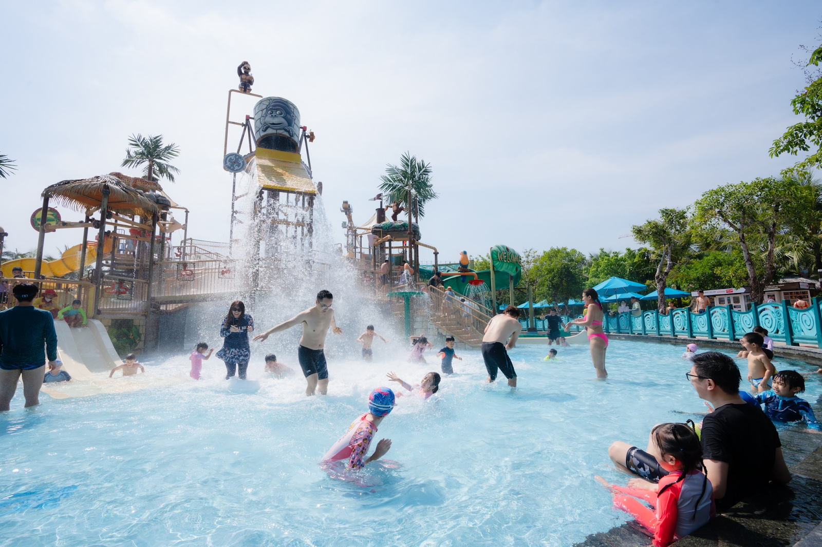 Du khách vui chơi tại công viên nước Aquatopia