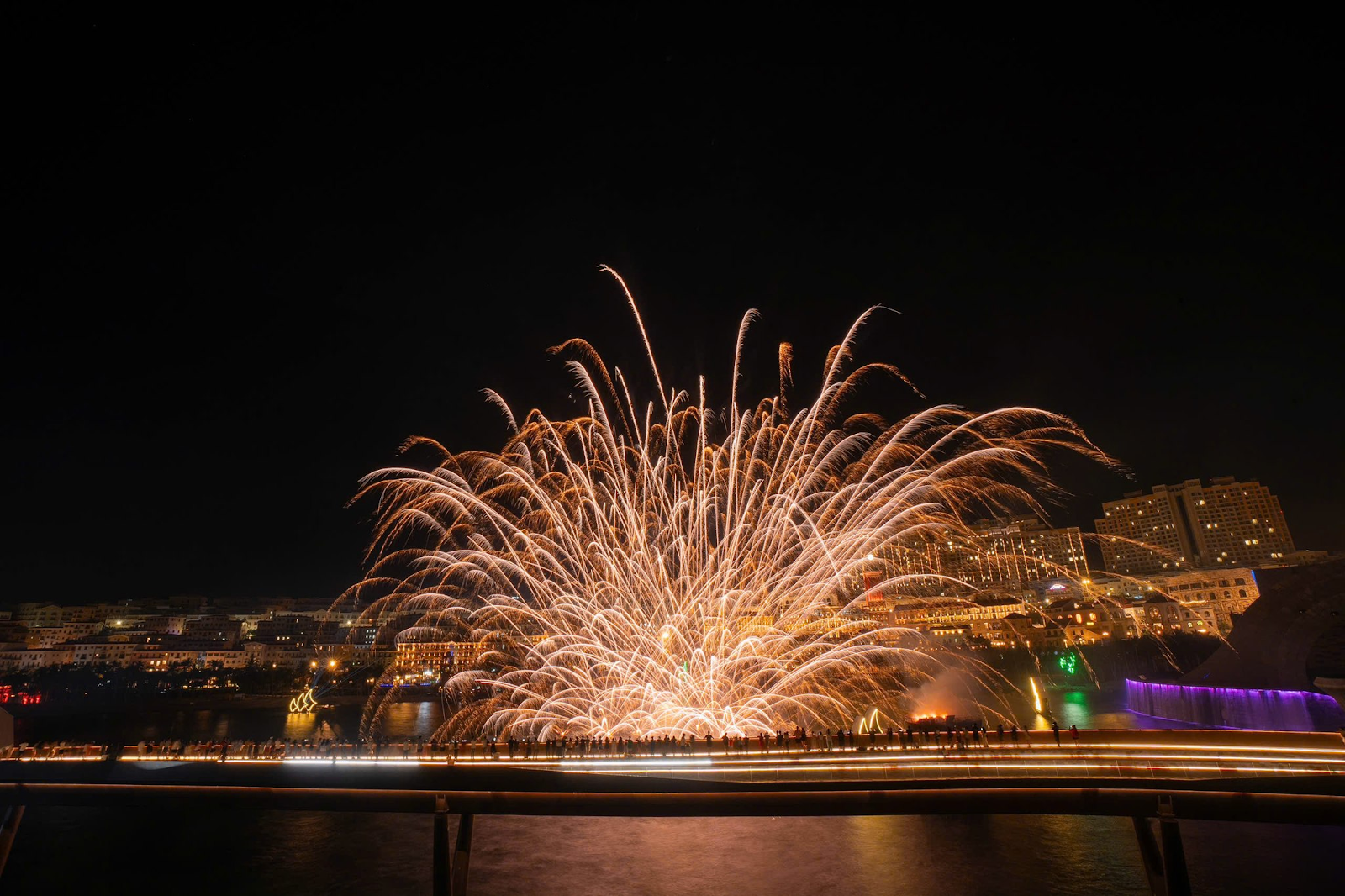 Pháo hoa rực rỡ của show Bản giao hưởng đại dương