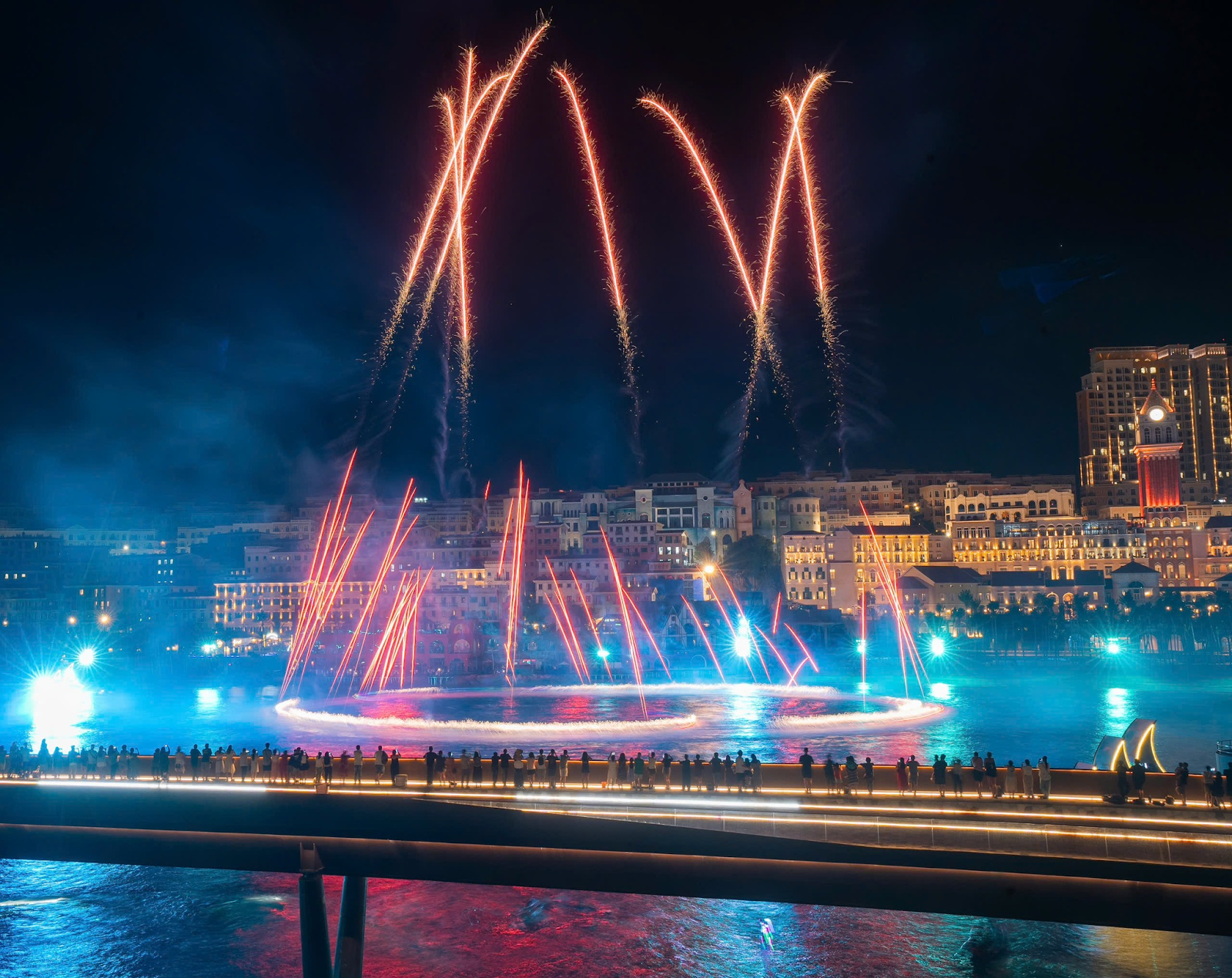 Pháo hoa rực rỡ của show Bản giao hưởng đại dương