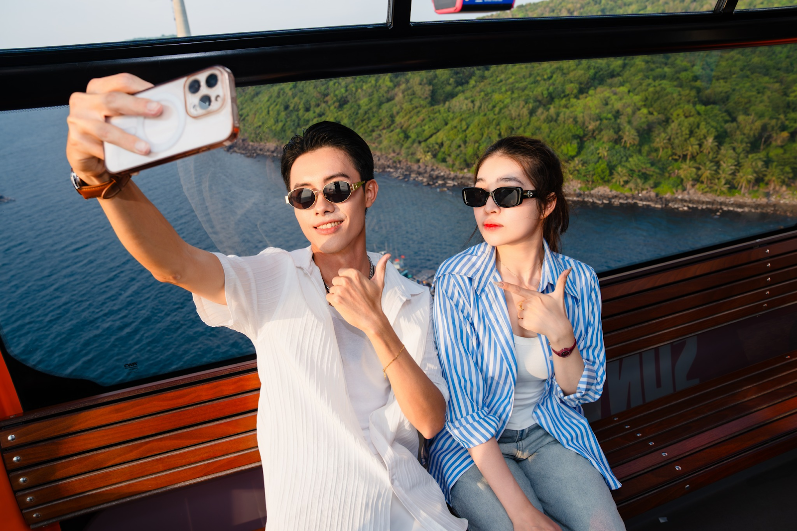 Du khách check-in khi di chuyển bằng cáp treo Hòn Thơm