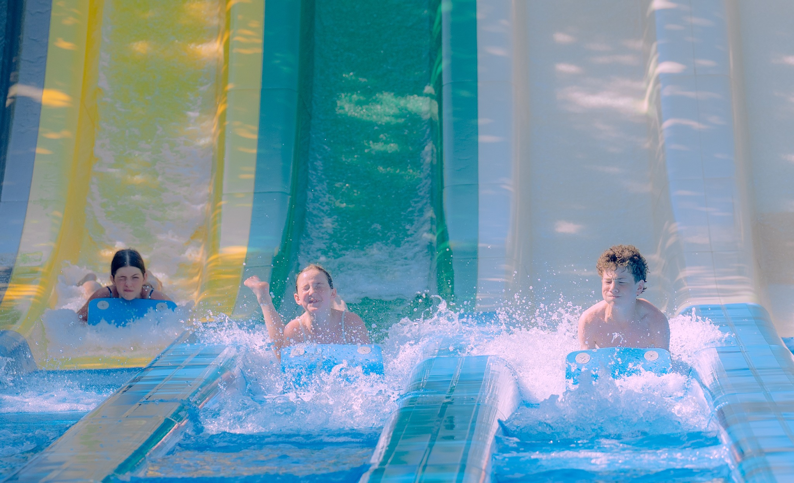 Du khách vui chơi tại công viên nước Aquatopia