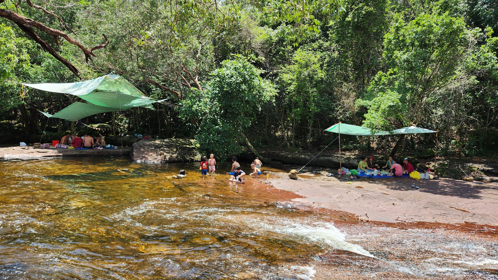 Du khách cắm trại và tận hưởng kỳ nghỉ yên bình tại suối Đá Bàn