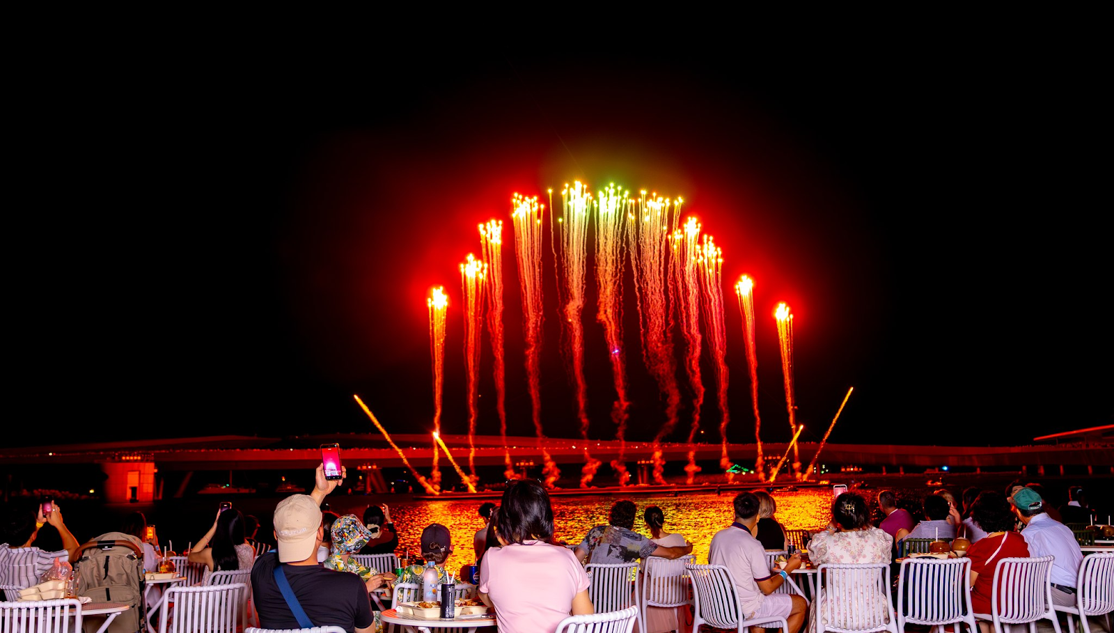 Nhà hàng Sun Bavaria GastroPub là vị trí mà du khách có thể chiêm ngưỡng pháo hoa của show Bản giao hưởng đại dương