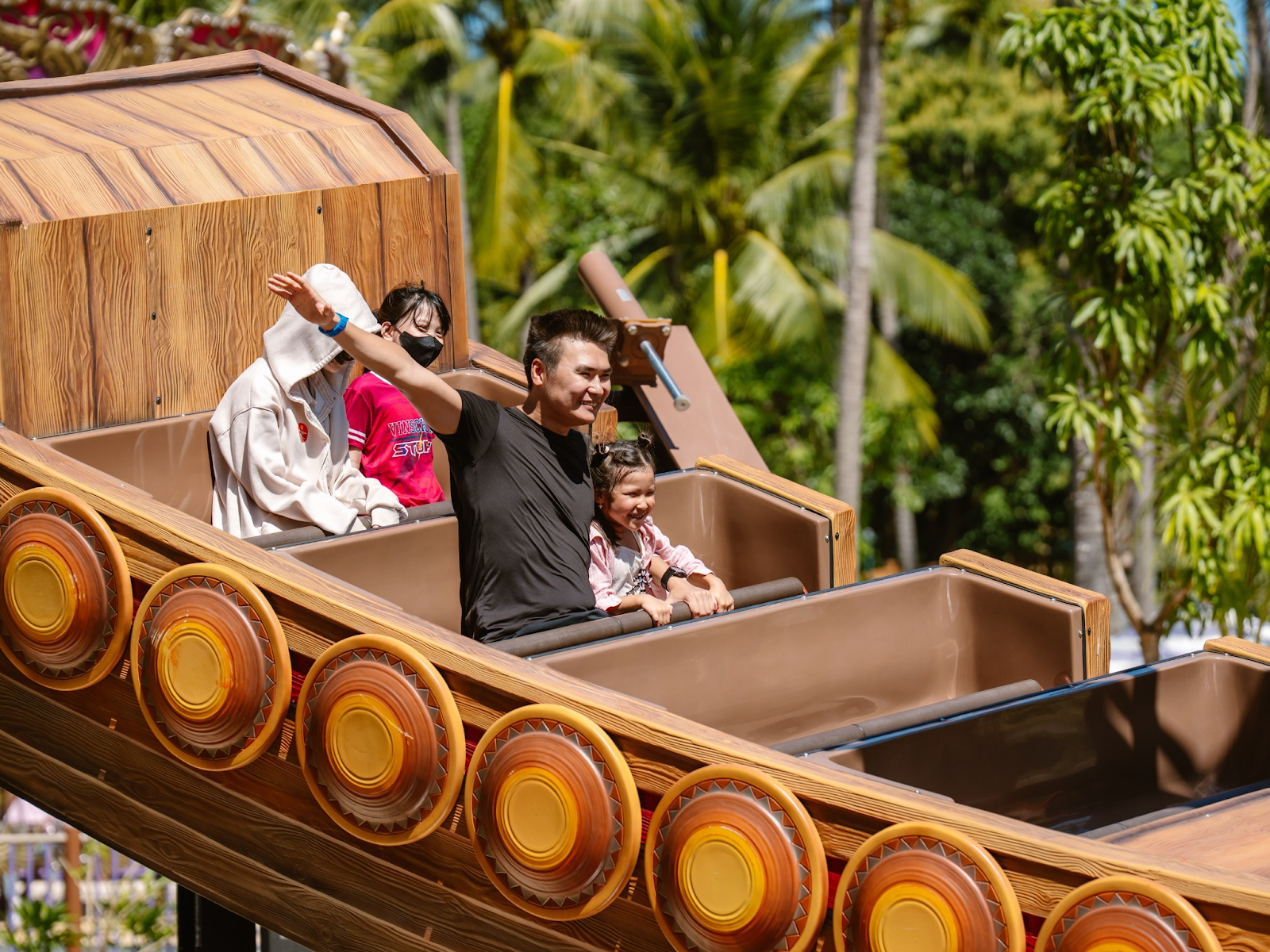 Du khách vui chơi tại công viên chủ đề Làng Exotica