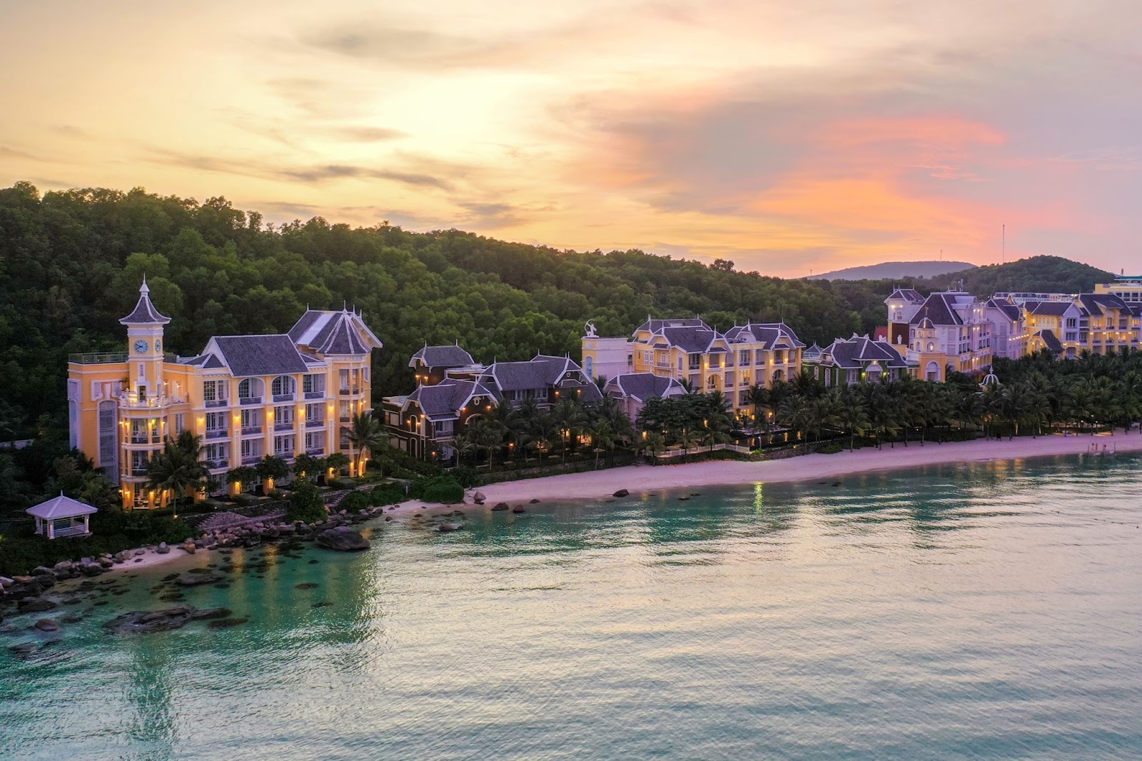 JW Marriott Phu Quoc Emerald Bay Resort thường xuyên được xếp vào những khu nghỉ dưỡng đẳng cấp và độc đáo nhất khu vực và thế giới