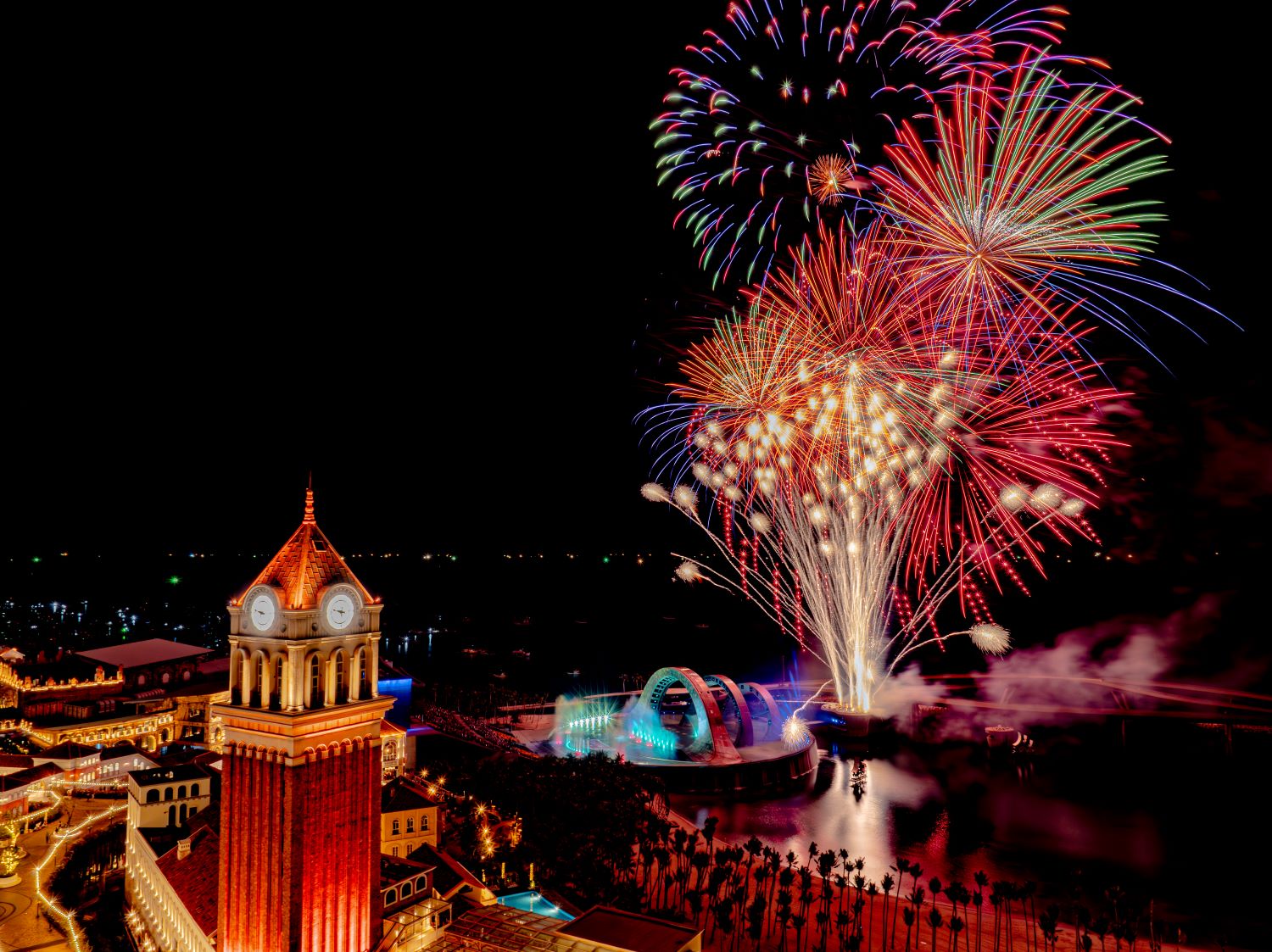 Màn pháo hoa mãn nhãn kết show Kiss of the Sea rực sáng bầu trời đảo Ngọc