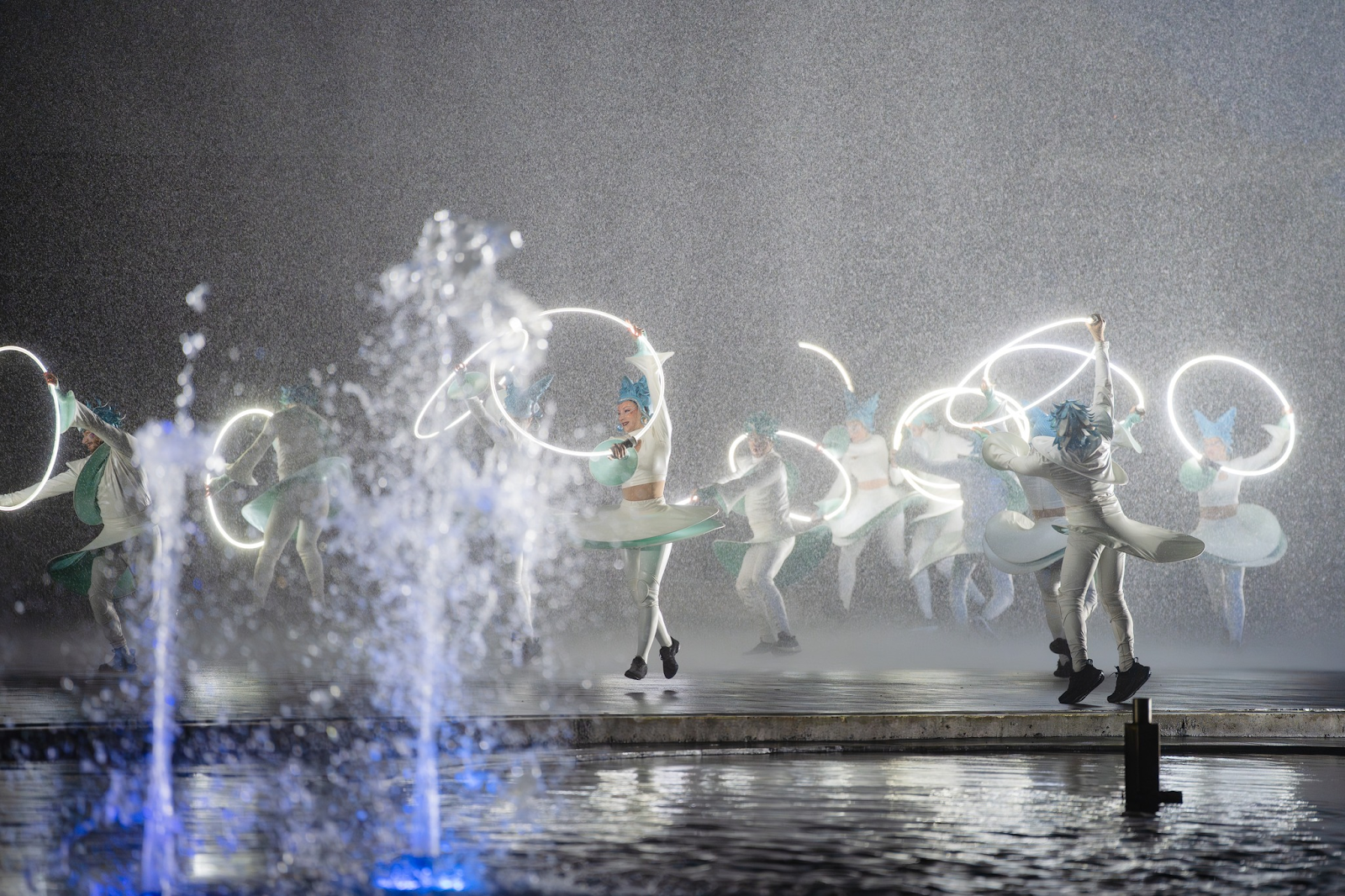 Nghệ sĩ nước ngoài trình diễn trong show Kiss of the Sea.