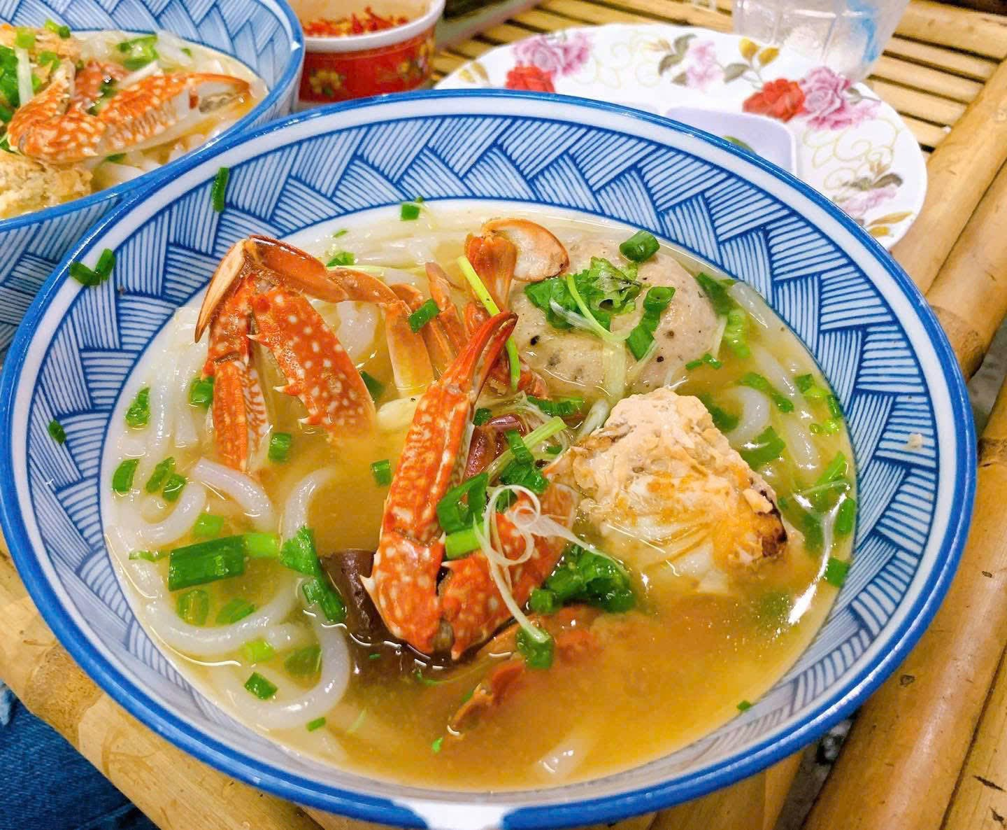 Bánh canh ghẹ Làng Chài được trình bày bắt mắt, ngon miệng.