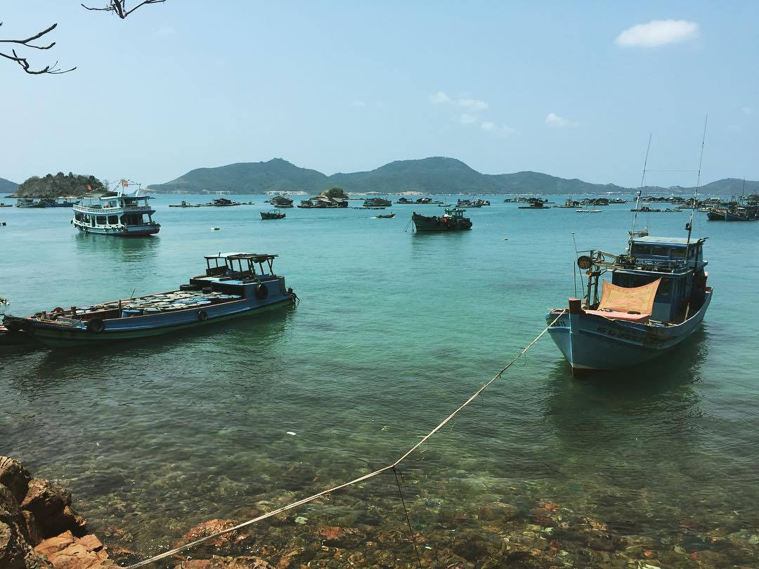 Du khách có thể chiêm ngưỡng vẻ đẹp nguyên sơ của Nam Du trên quãng đường di chuyển từ Rạch Giá ra đảo