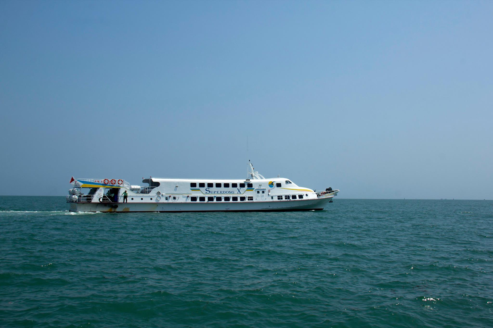 Tàu cao tốc là phương tiện duy nhất để đi từ Rạch Giá tới Nam Du