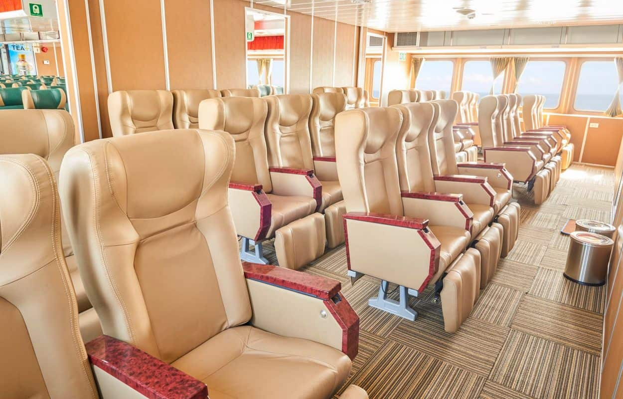 Khu ghế ngồi thoải mái bên trong khoang tàu của hãng Phú Quốc Express