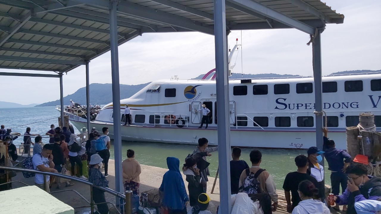 Du khách nên theo dõi kỹ lịch tàu Rạch Giá - Nam Du trước ngày khởi hành