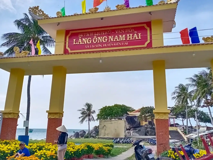Dinh Ông Nam Hải là một trong những điểm tâm linh nổi tiếng tại Hòn Sơn (Nguồn: Sưu tầm)