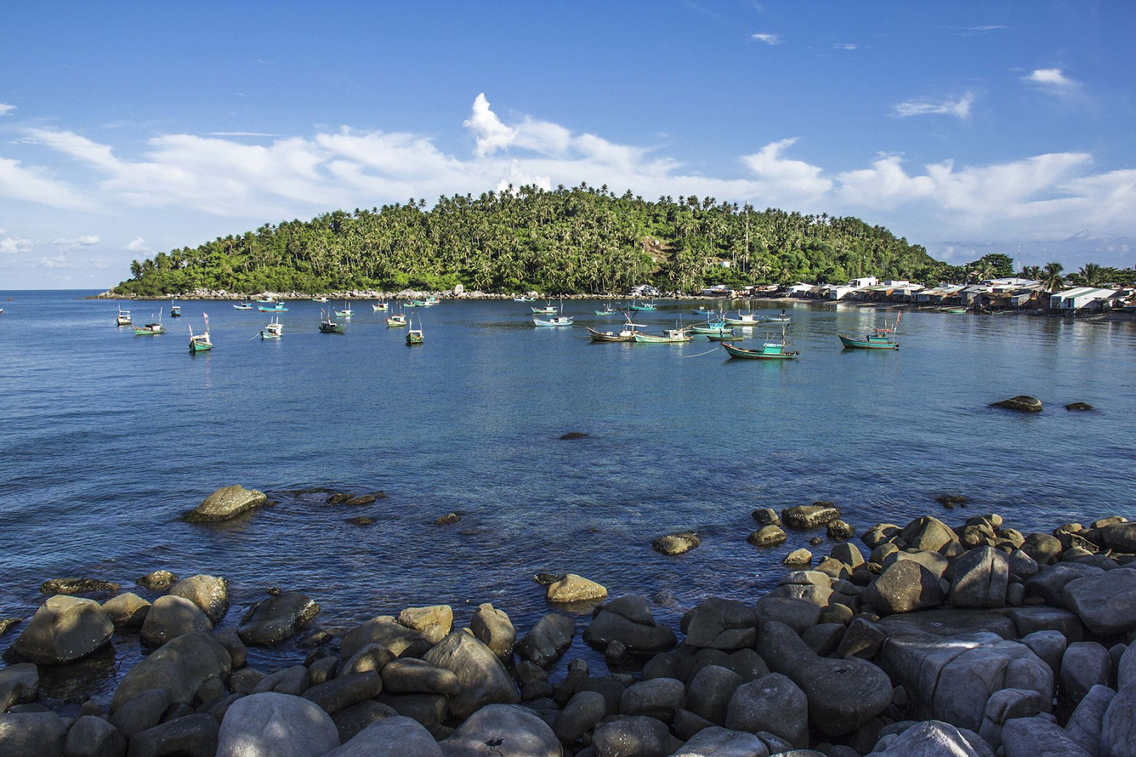Những hòn đá tạo nên khung cảnh đặc biệt tại Bãi Thiên Tuế (Nguồn: Sưu tầm)