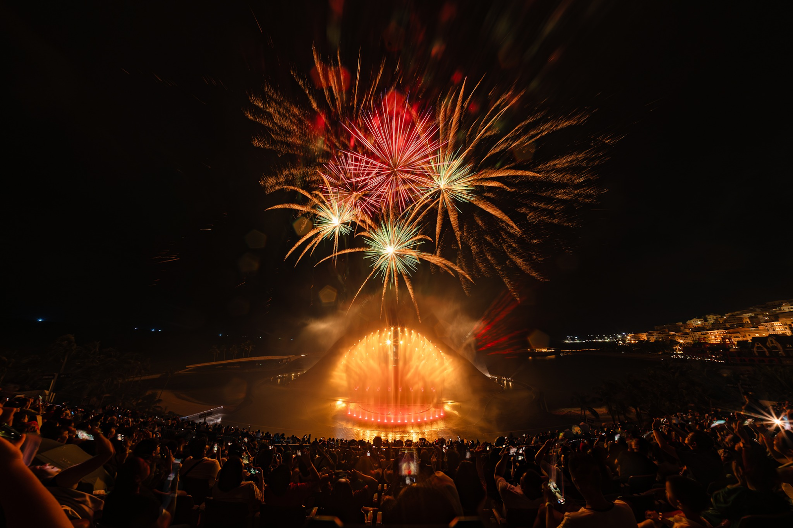 Pháo hoa rực rỡ và mãn nhãn của show Nụ hôn của biển cả.