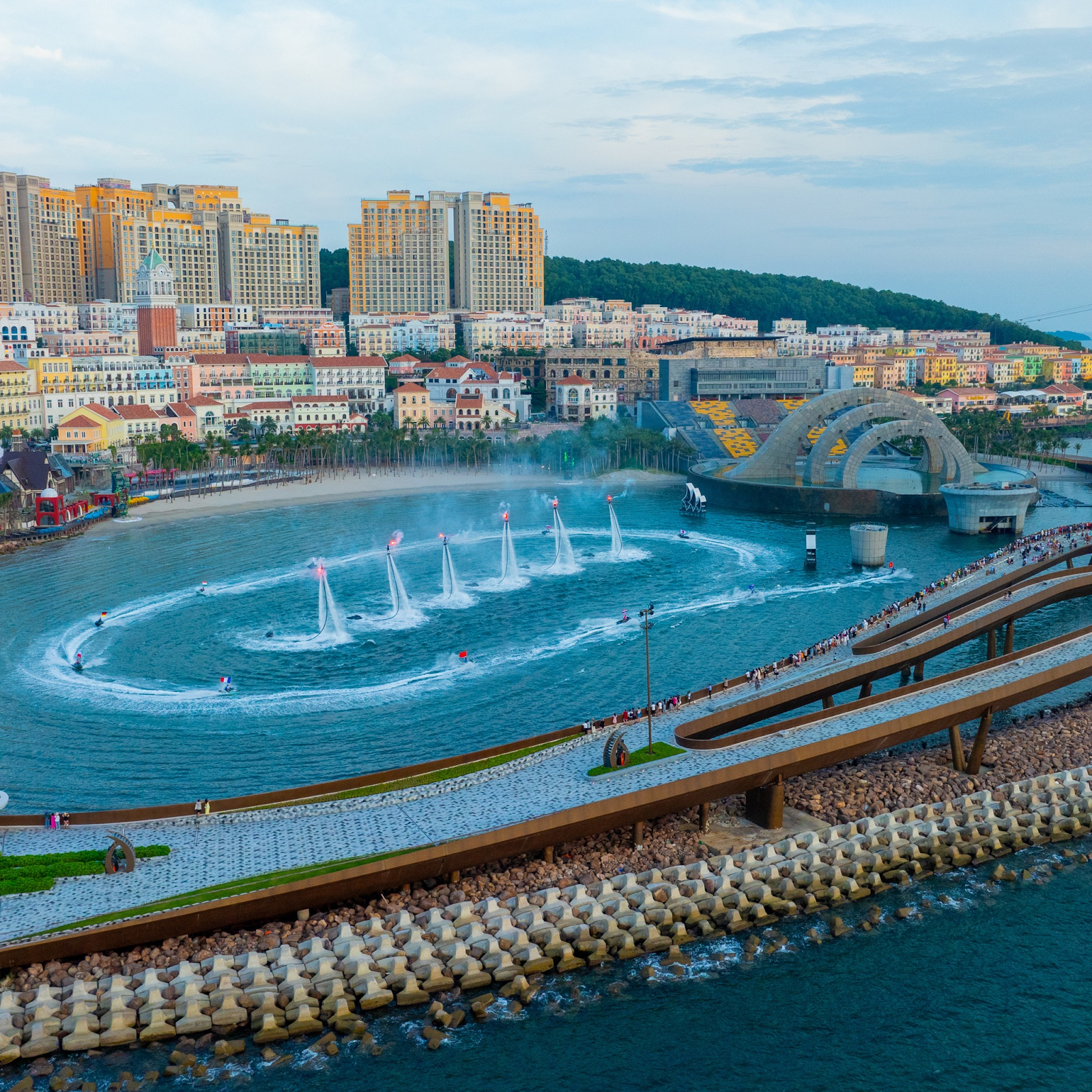 Thị trấn Hoàng Hôn với những tòa nhà rực rỡ sắc màu hướng về phía biển.