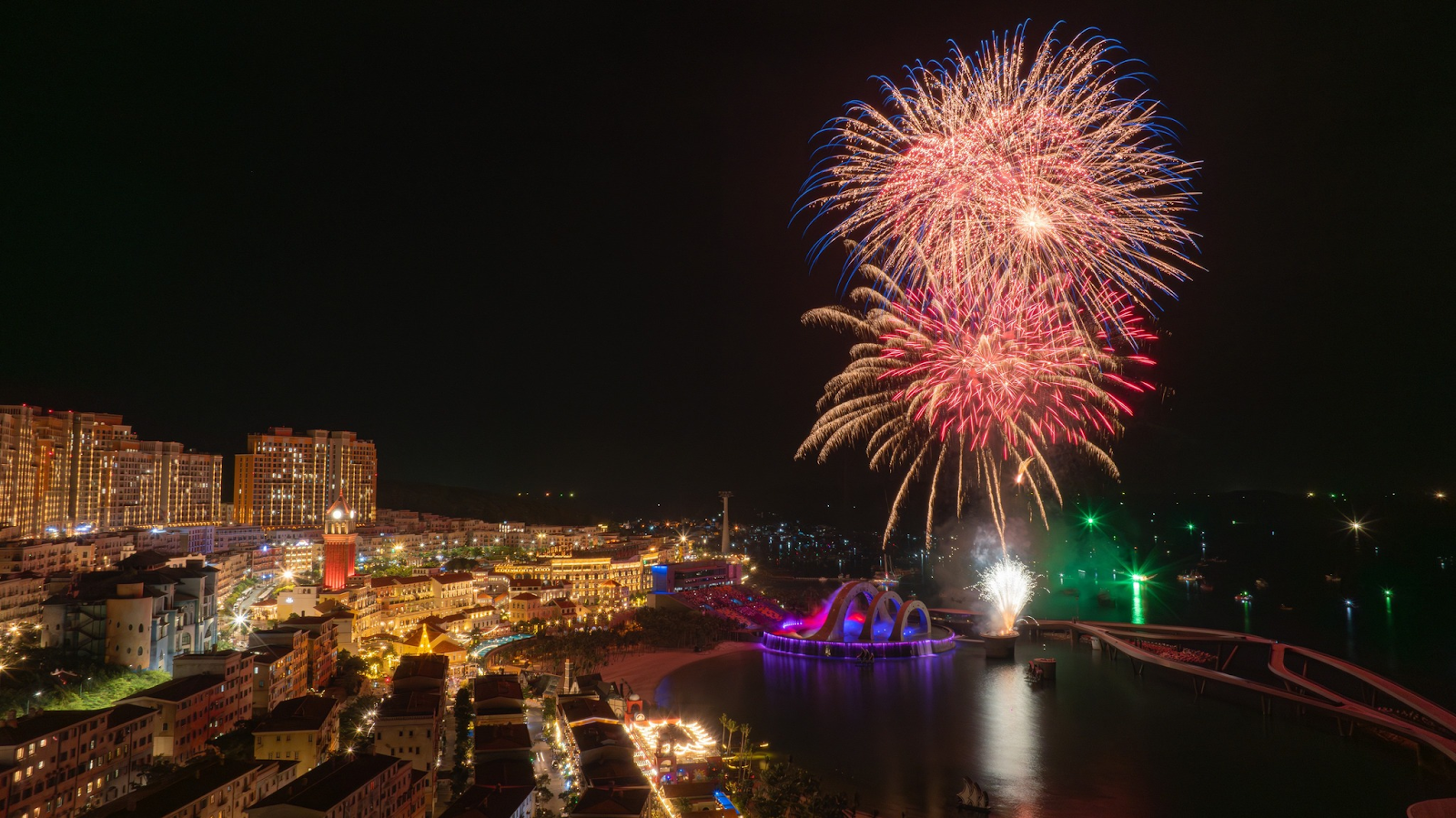 Khung cảnh lung linh, náo nhiệt của Thị trấn Hoàng Hôn về đêm. (