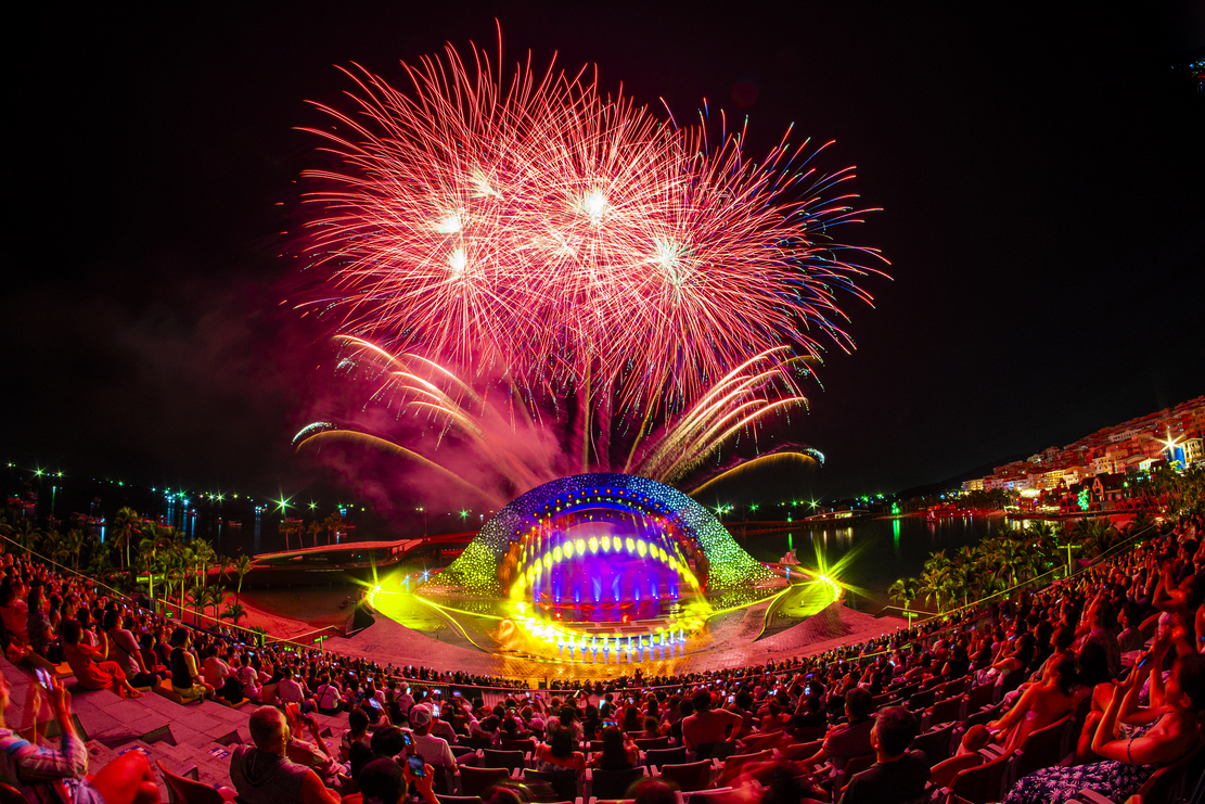 Để tận hưởng đầy đủ chương trình countdown Sunset Town, du khách nên có mặt từ chiều tối