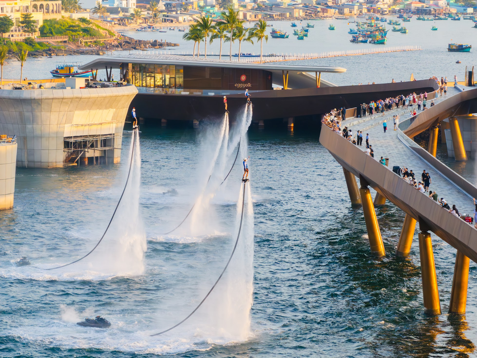 Nghệ sĩ trình diễn mạo hiểm trong show Đại dương thức giấc - Awaken Sea