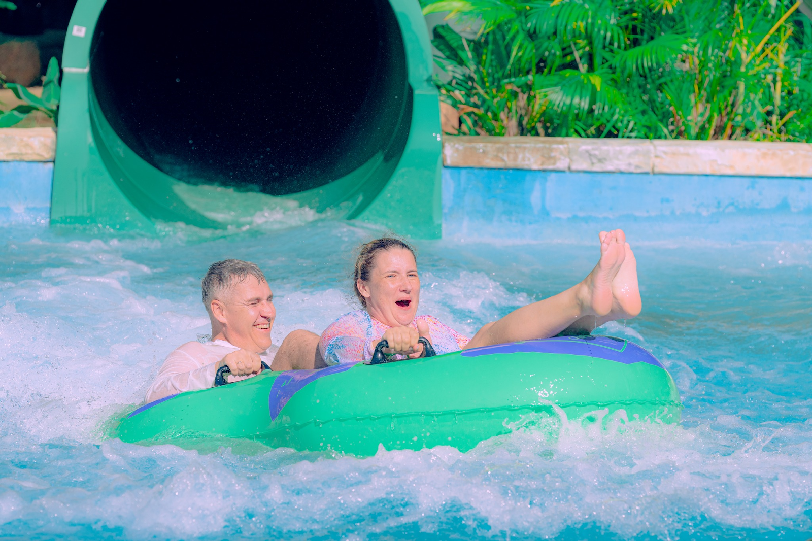 Du khách vui chơi tại công viên nước Aquatopia