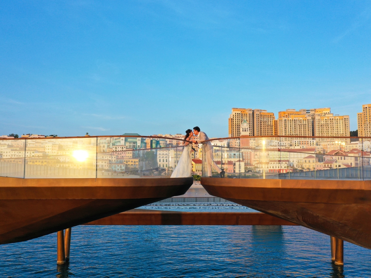 Du khách check-in và ngắm hoàng hôn tại biểu tượng Cầu Hôn