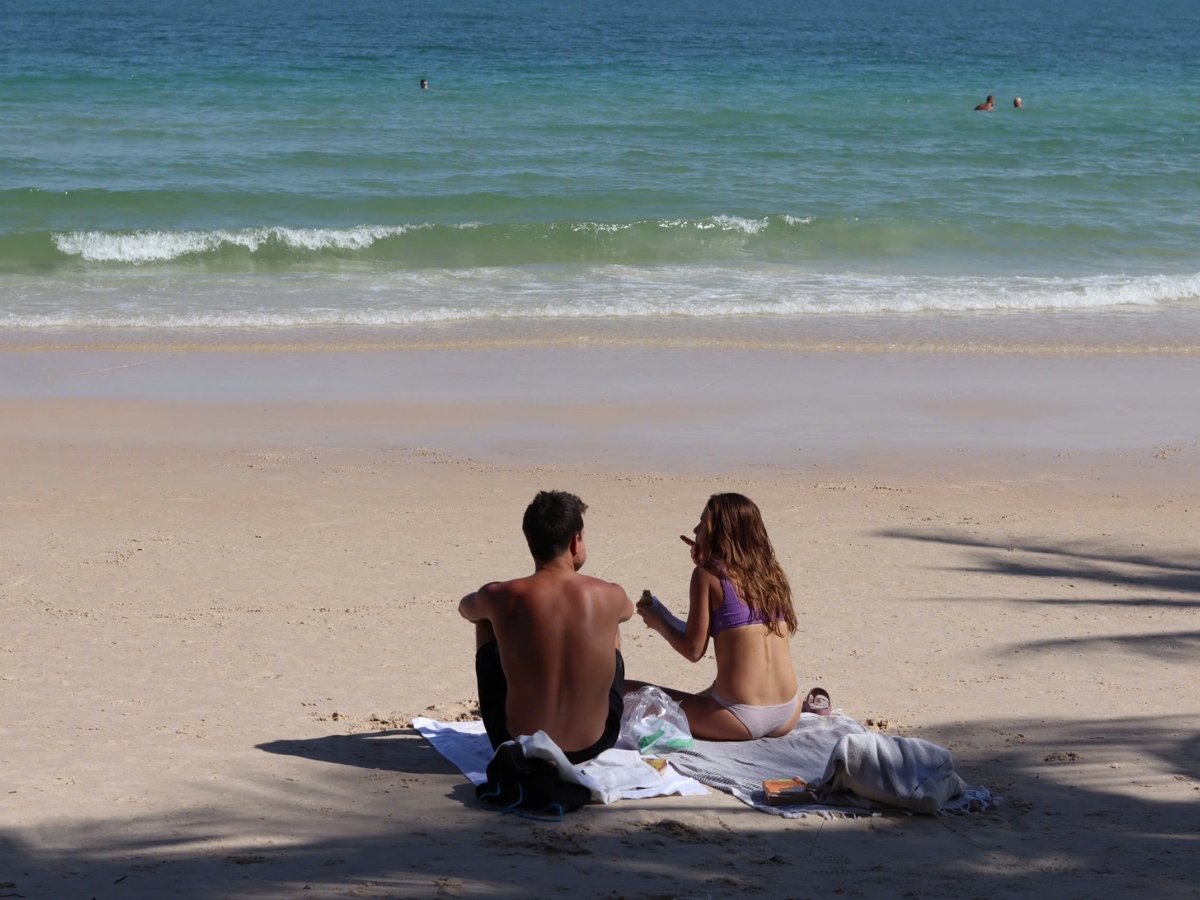 Tận hưởng khoảnh khắc bình yên bên nhau tại bãi biển Hòn Thơm