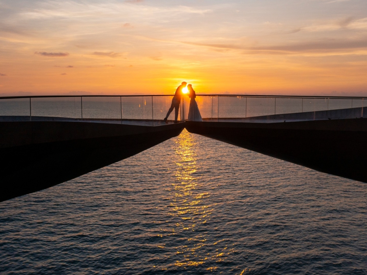 Hai người cùng nhau ngắm nhìn và đắm mình trong khung cảnh hoàng hôn lãng mạn