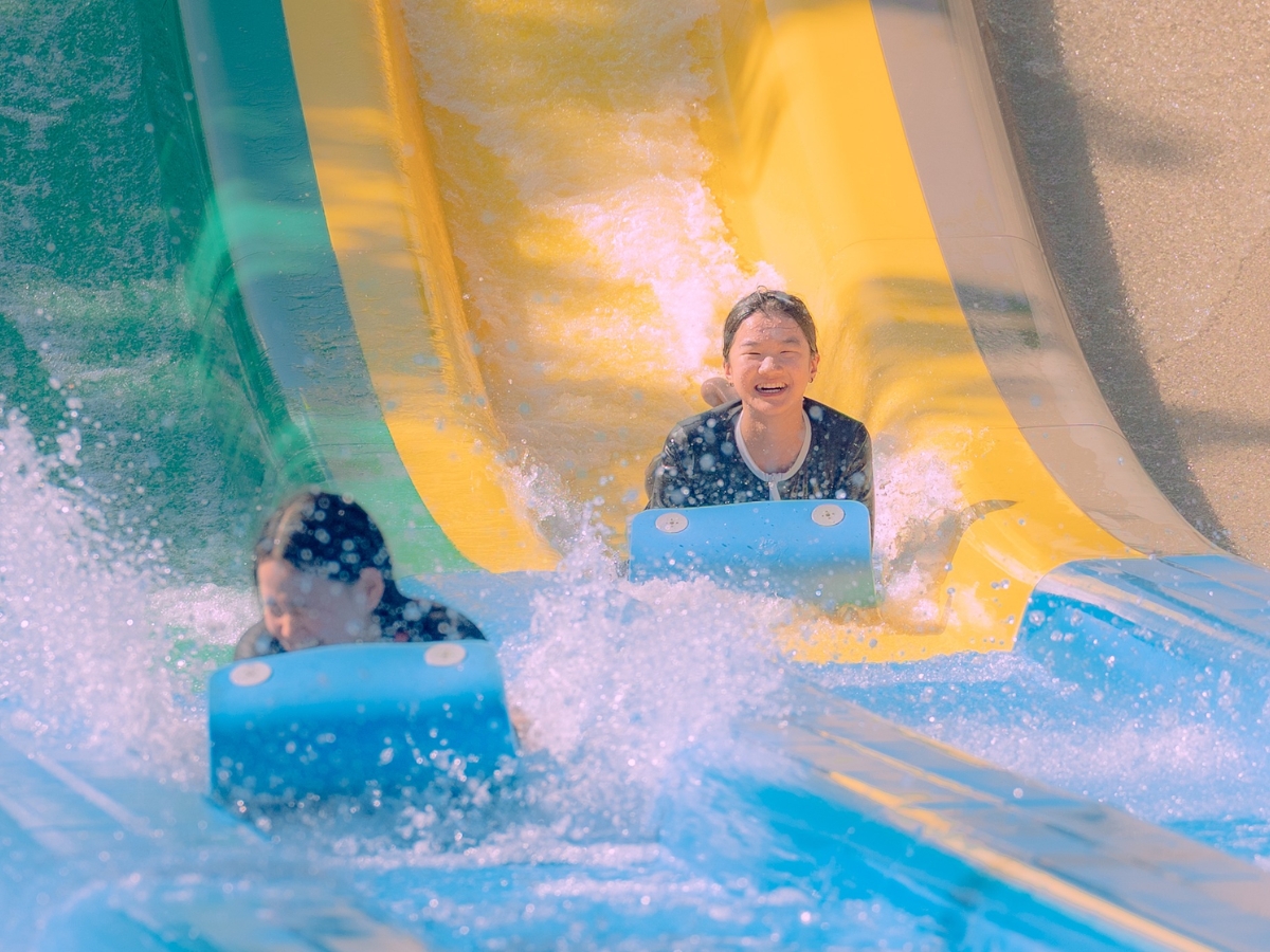 Du khách thích thú khi vui chơi tại Sun World Hon Thom