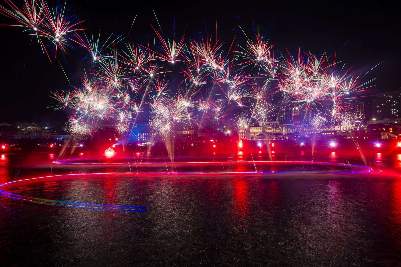 Mãn trình diễn pháo hoa rực rỡ trong show Bản giao hưởng đại dương